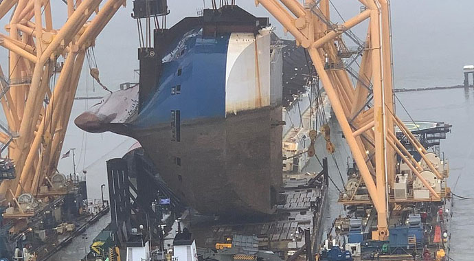 4200 arabayla batmıştı, dev kargo gemisi parçalara ayrılıyor