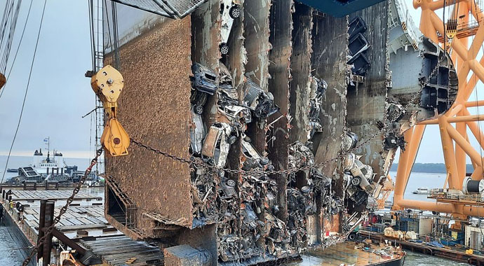 4200 arabayla batmıştı, dev kargo gemisi parçalara ayrılıyor