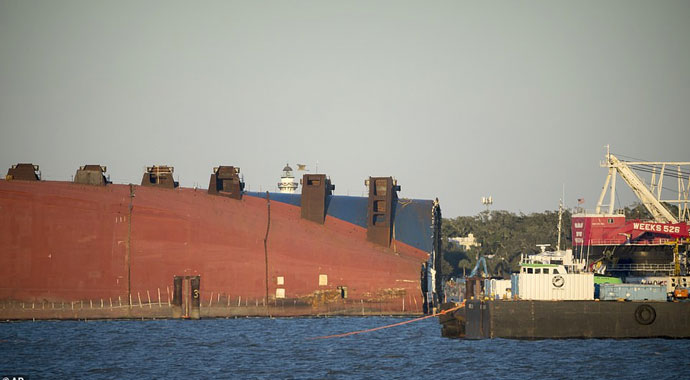 4200 arabayla batmıştı, dev kargo gemisi parçalara ayrılıyor