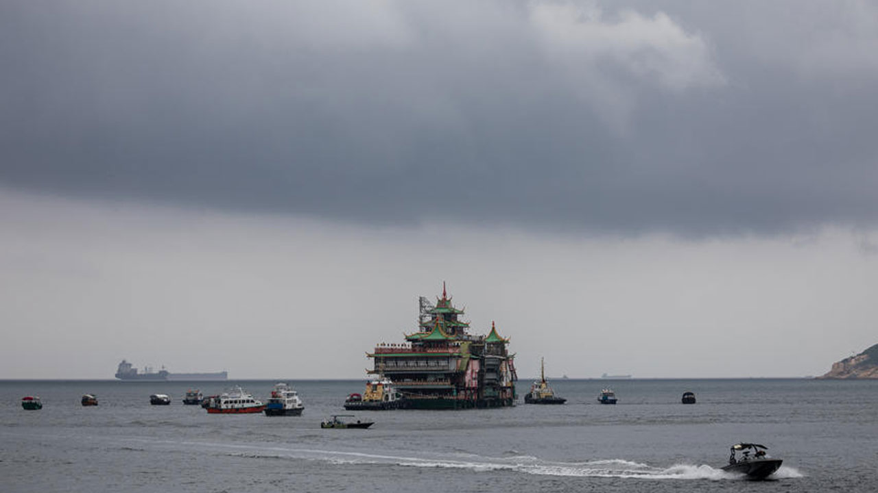 Hong Kong’un simgelerinden biriydi... Yüzen restoran Güney Çin Denizi’nde battı