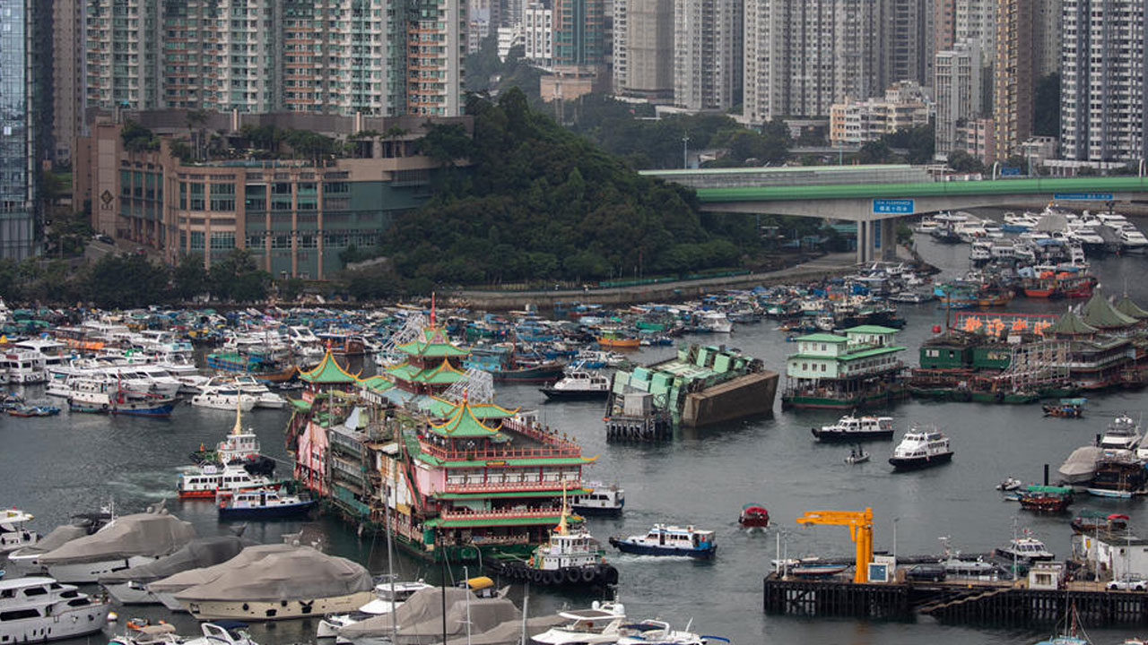 Hong Kong’un simgelerinden biriydi... Yüzen restoran Güney Çin Denizi’nde battı