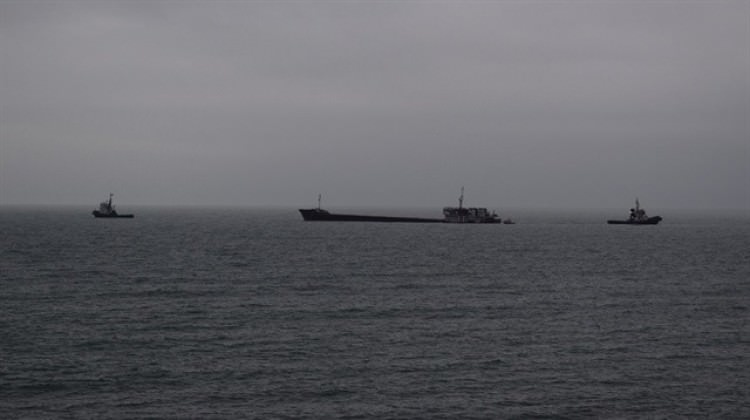 Zeytinburnu açıklarında kuruyük gemisi batıyor Zeytinburnu açıklarında kuruyük gemisi batıyor