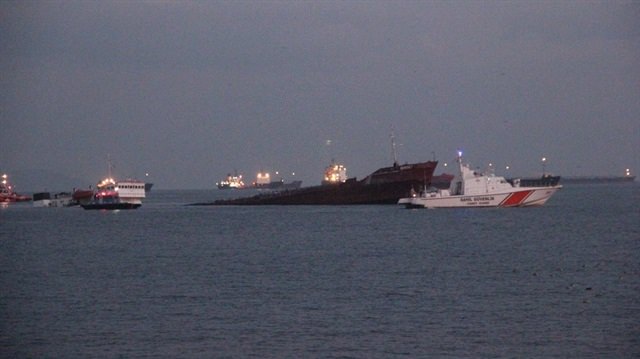 Zeytinburnu açıklarında kuruyük gemisi batıyor Zeytinburnu açıklarında kuruyük gemisi batıyor