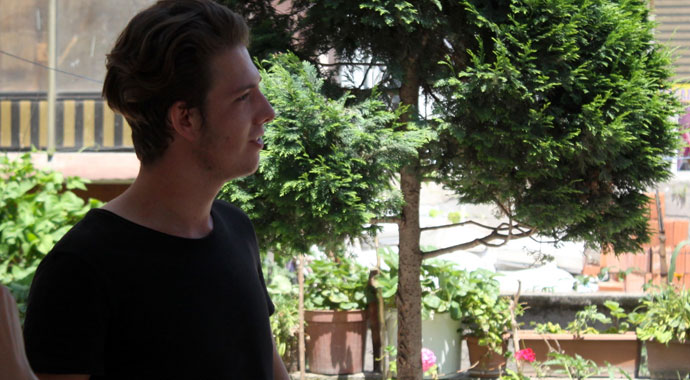 Yol vermeyen gence defalarca ateş etti!