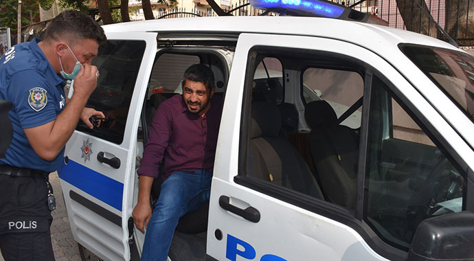 Görme engelli vatandaşı sınava polis ekipleri yetiştirdi