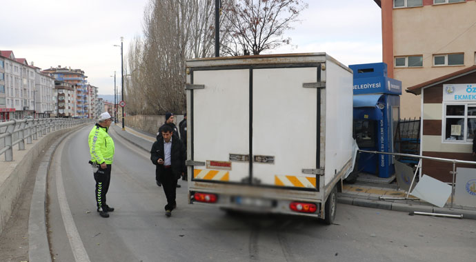Ehliyetsiz genç kaza yaptı, ardından gözyaşlarına boğuldu