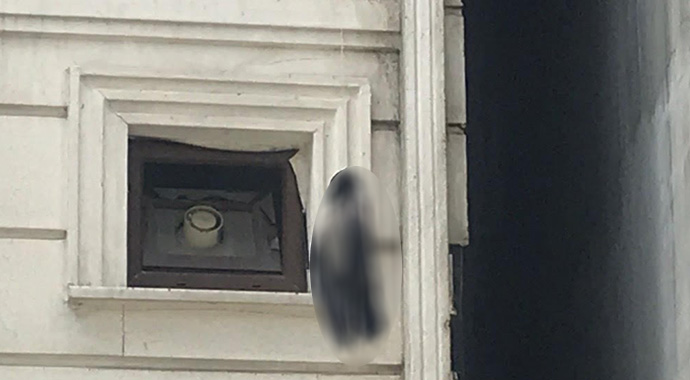 Pendik’te dehşete düşüren görüntü: Kargayı boynundan iple astılar