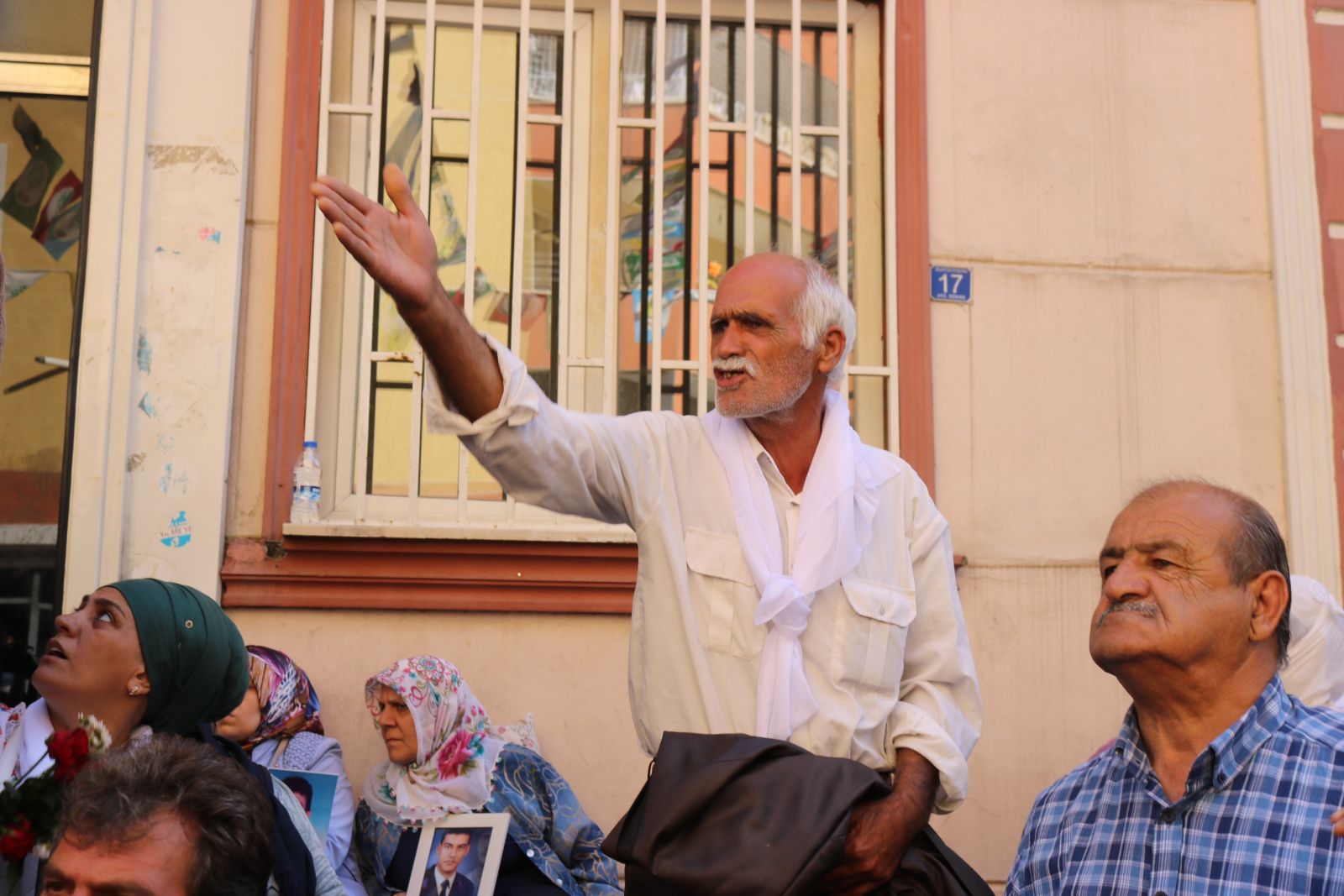 HDP'liler ile oturma eylemi yapan aileler arasında gerginlik: Acılı anne sinir krizi geçirdi