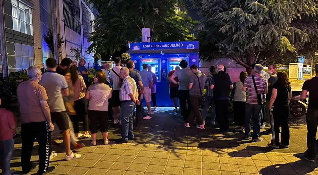 Eskişehir'de zam haberini alan yükleme noktasına koştu: Metrelerce kuyruk oluştu