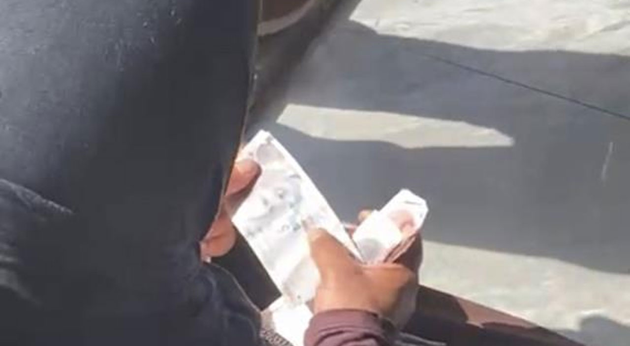 Pişkin dilenci yol ortasında hasılatını saydı: Üzerinden çıkan para herkesi şaşırttı Pişkin dilenci yol ortasında hasılatını saydı: Üzerinden çıkan para herkesi şaşırttı