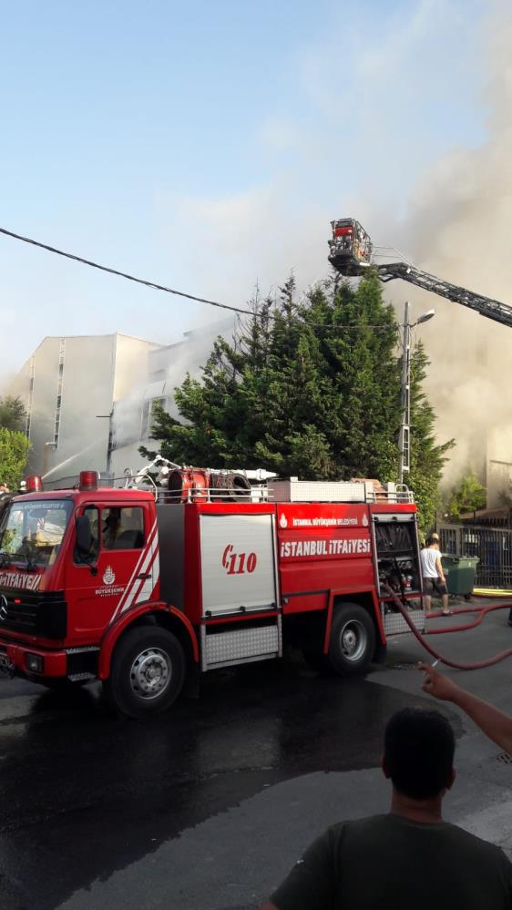 Ataşehir'de mobilya fabrikasında korkutan yangın