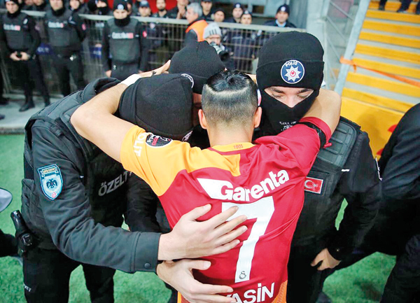Gündüz şehit cenazesinde helallik veren tribünler maçta gözyaşı döktü
