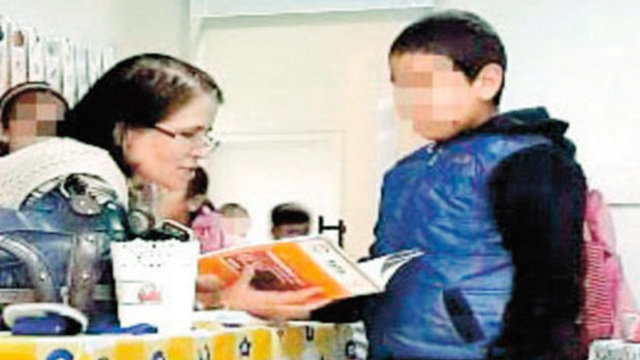 Görme engelli Reyhan Levent öğretmenlikten alındı