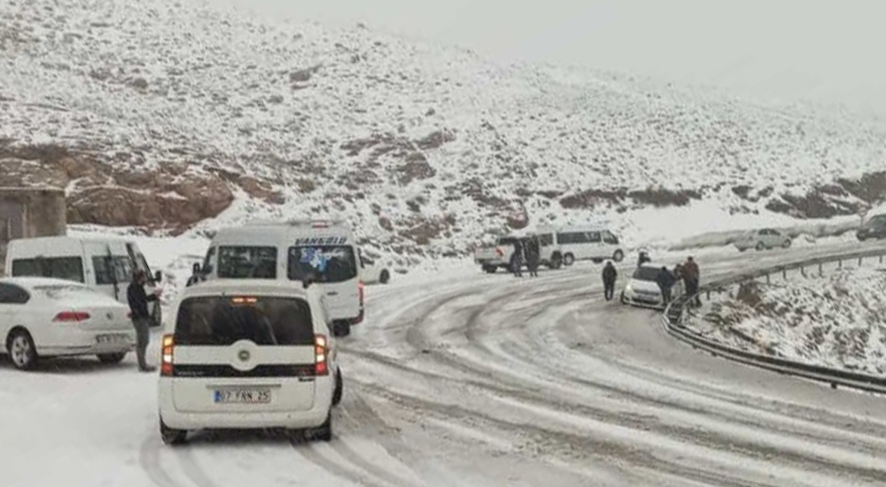 Mayıs ayında ulaşıma kar engeli: Onlarca araç mahsur kaldı