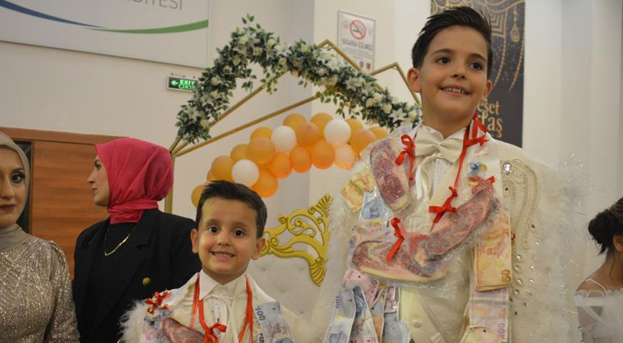 Sünnet çocuklarına ilginç takı töreni, şaşkınlıklarını gizleyemedi! Davul eşliğinde getirdiler, değeri 90 bin TL...