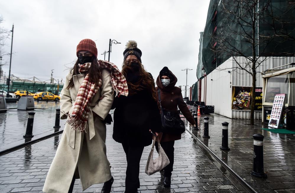 İstanbul'u soğuk hava vurdu, vatandaş yolda yürümekte güçlük çekti