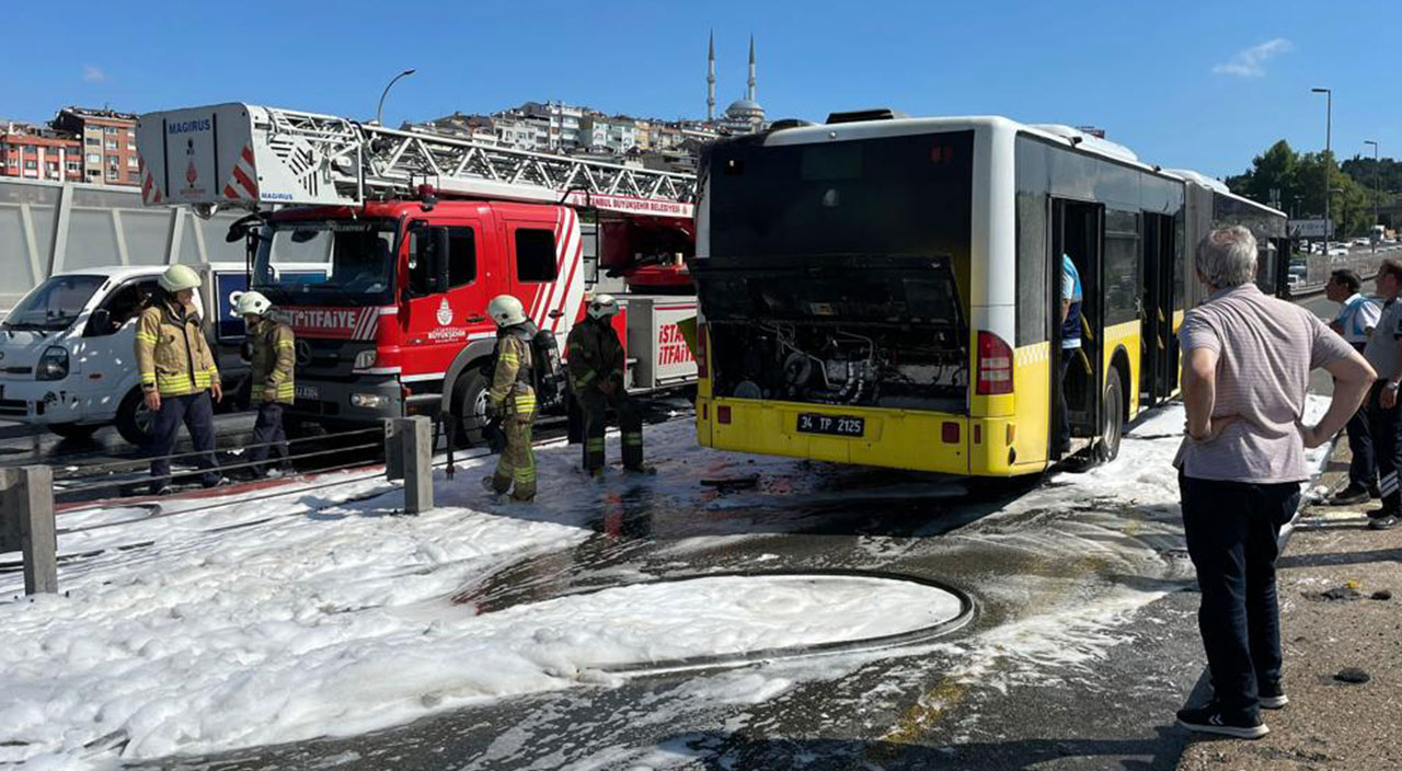 İstanbul'da metrobüs yandı!