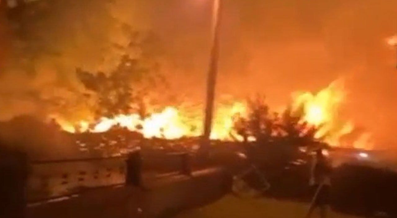 Tatil beldesinde evlere yakın noktada yangın