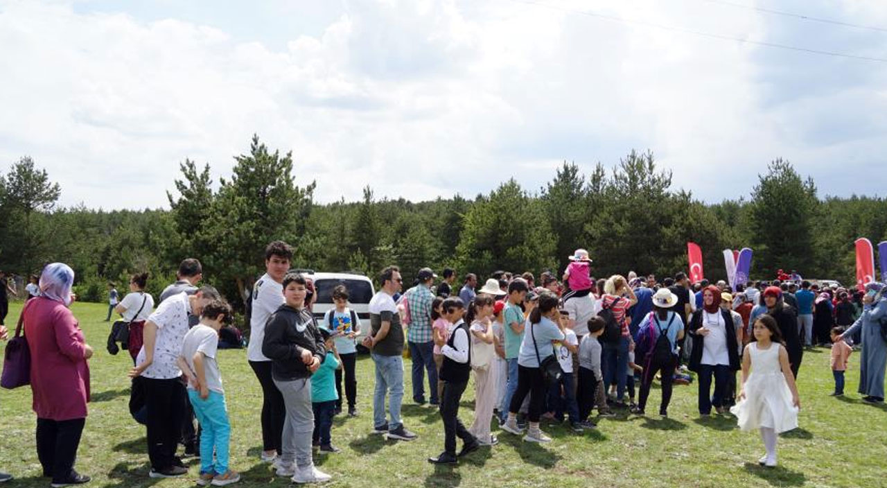 Uçurtma şenliğinde izdiham: Eğlenmeye gelen çocuklar kalabalıkta ezildi Uçurtma şenliğinde izdiham: Eğlenmeye gelen çocuklar kalabalıkta ezildi