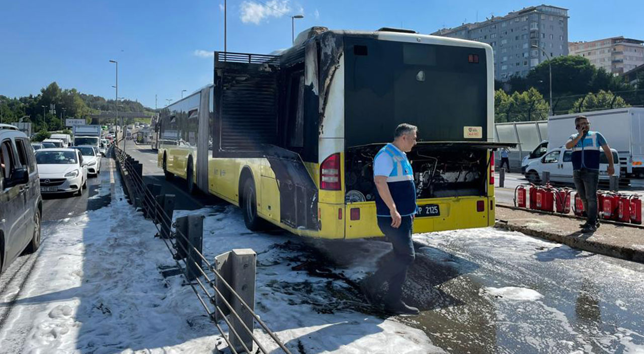 İstanbul'da metrobüs yandı!