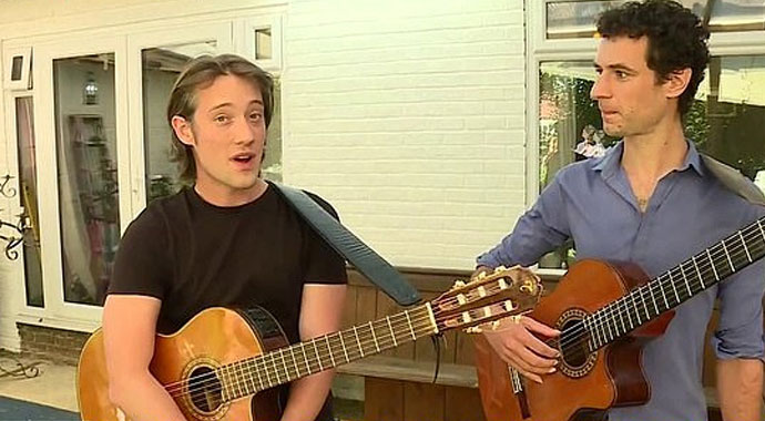 Sağlık personeline moral vermek için hastane bahçelerinde gitar çalan iki müzisyen meşhur oldu