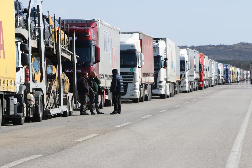 Edirne Hamzabeyli Sınır Kapısında tır kuyruğu 40 kilometreyi aştı: Şoförler yardım bekliyor Edirne Hamzabeyli Sınır Kapısında tır kuyruğu 40 kilometreyi aştı: Şoförler yardım bekliyor