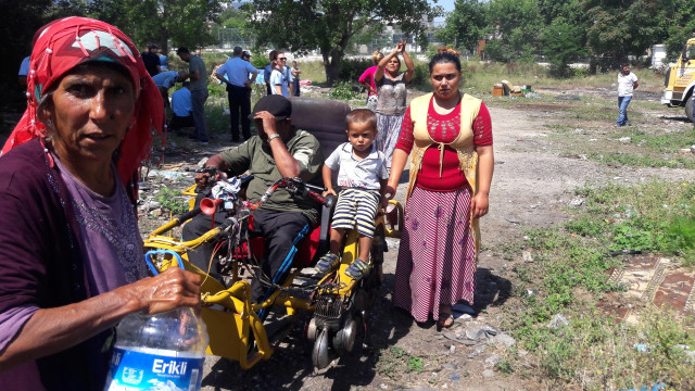 Çadırları yıkılan Romanlar göbek atmaya başladı
