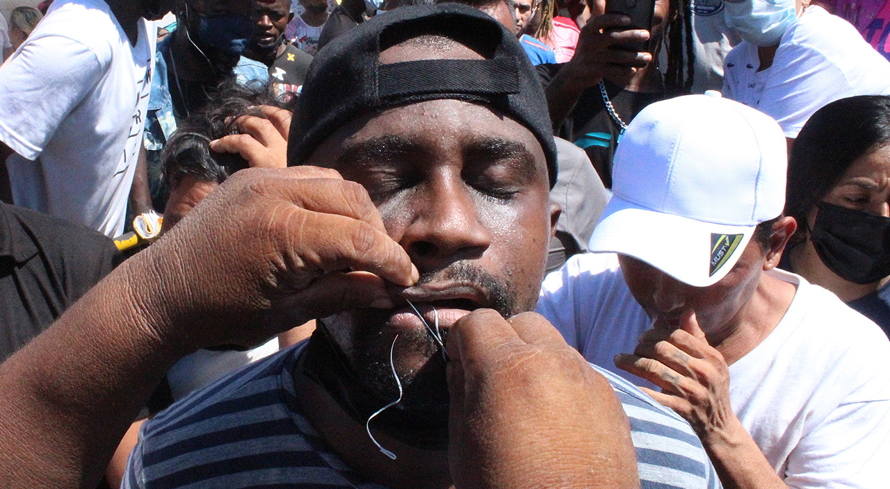 Göçmenlerden kan donduran pretosto! Ağızlarını diktiler