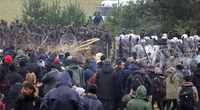 Polonya ve Belarus sınırındaki göçmenlere polis müdahalesi