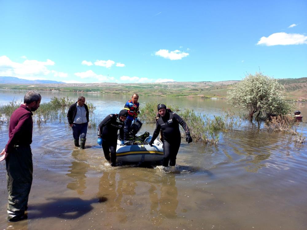 Balık tutmak için girdiği gölde canından oldu