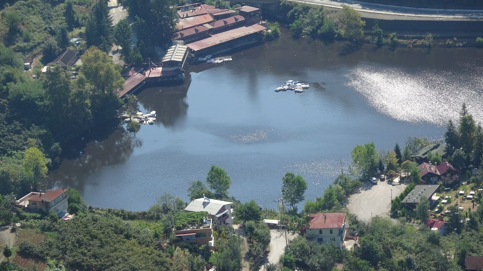 Bu göl siyah görüntüsü ile dikkat çekiyor! Yok olma tehlikesi ile karşı karşıya...