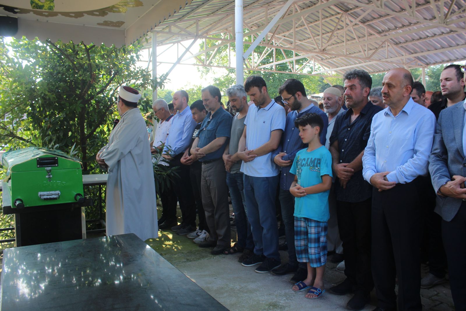 Gölde boğulan oğlunu son yolculuğuna gözyaşlarıyla uğurladı: Kuzum nereye gidiyorsun