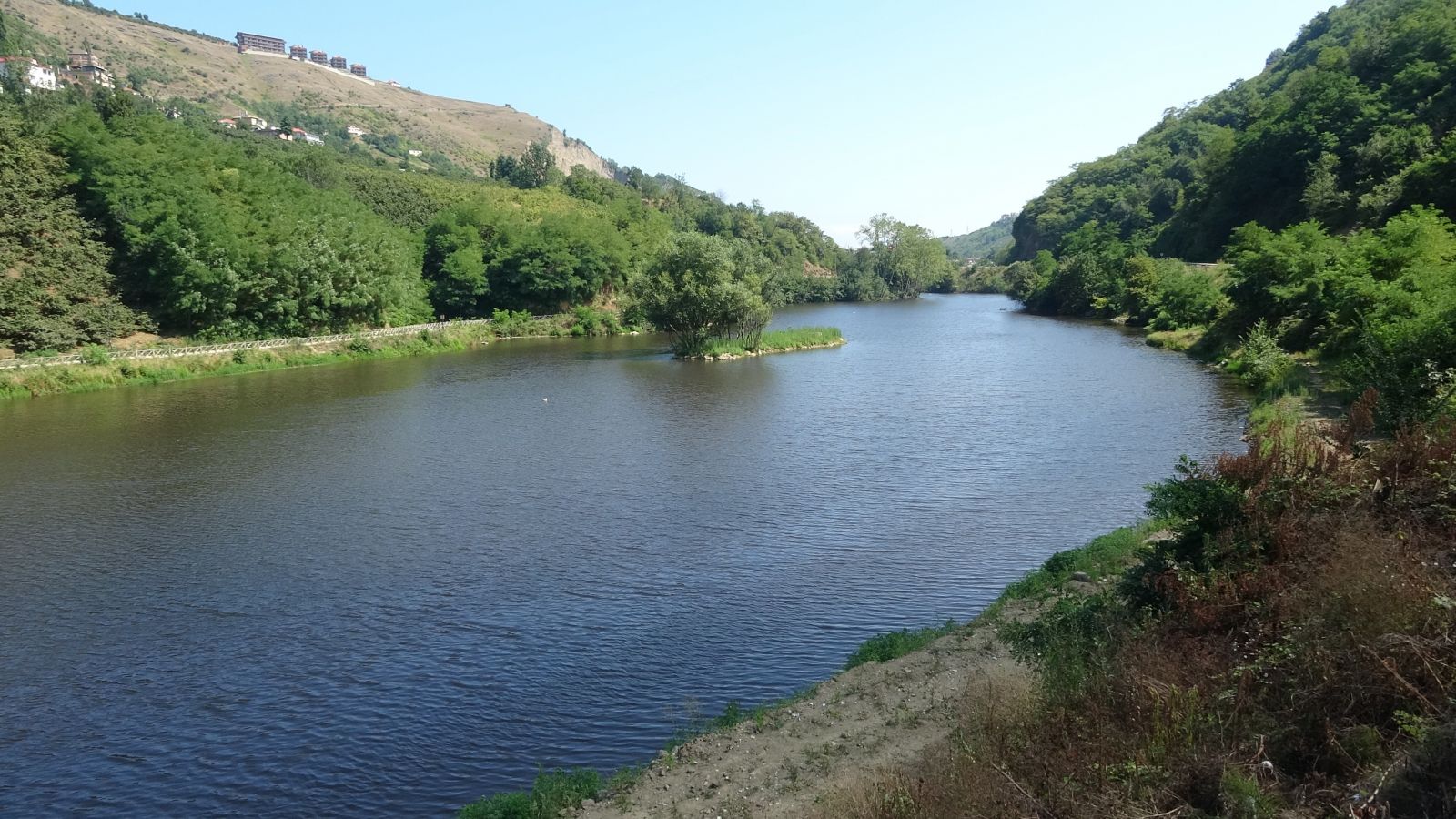 Bu göl siyah görüntüsü ile dikkat çekiyor! Yok olma tehlikesi ile karşı karşıya...