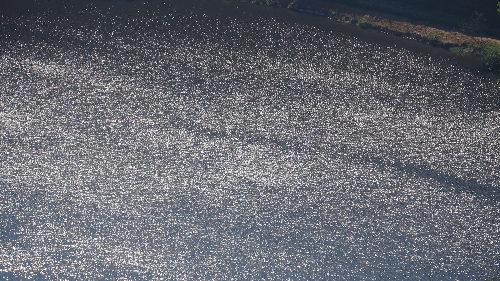 Bu göl siyah görüntüsü ile dikkat çekiyor! Yok olma tehlikesi ile karşı karşıya...