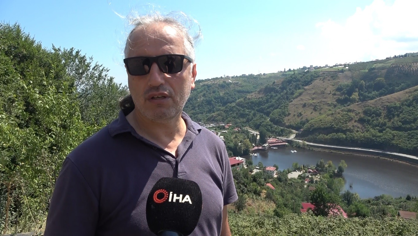 Bu göl siyah görüntüsü ile dikkat çekiyor! Yok olma tehlikesi ile karşı karşıya...