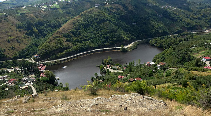 Bu göl siyah görüntüsü ile dikkat çekiyor! Yok olma tehlikesi ile karşı karşıya...