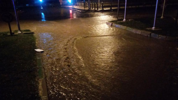 İstanbul -Çanakkale yolu şiddetli sağanak nedeniyle göle döndü