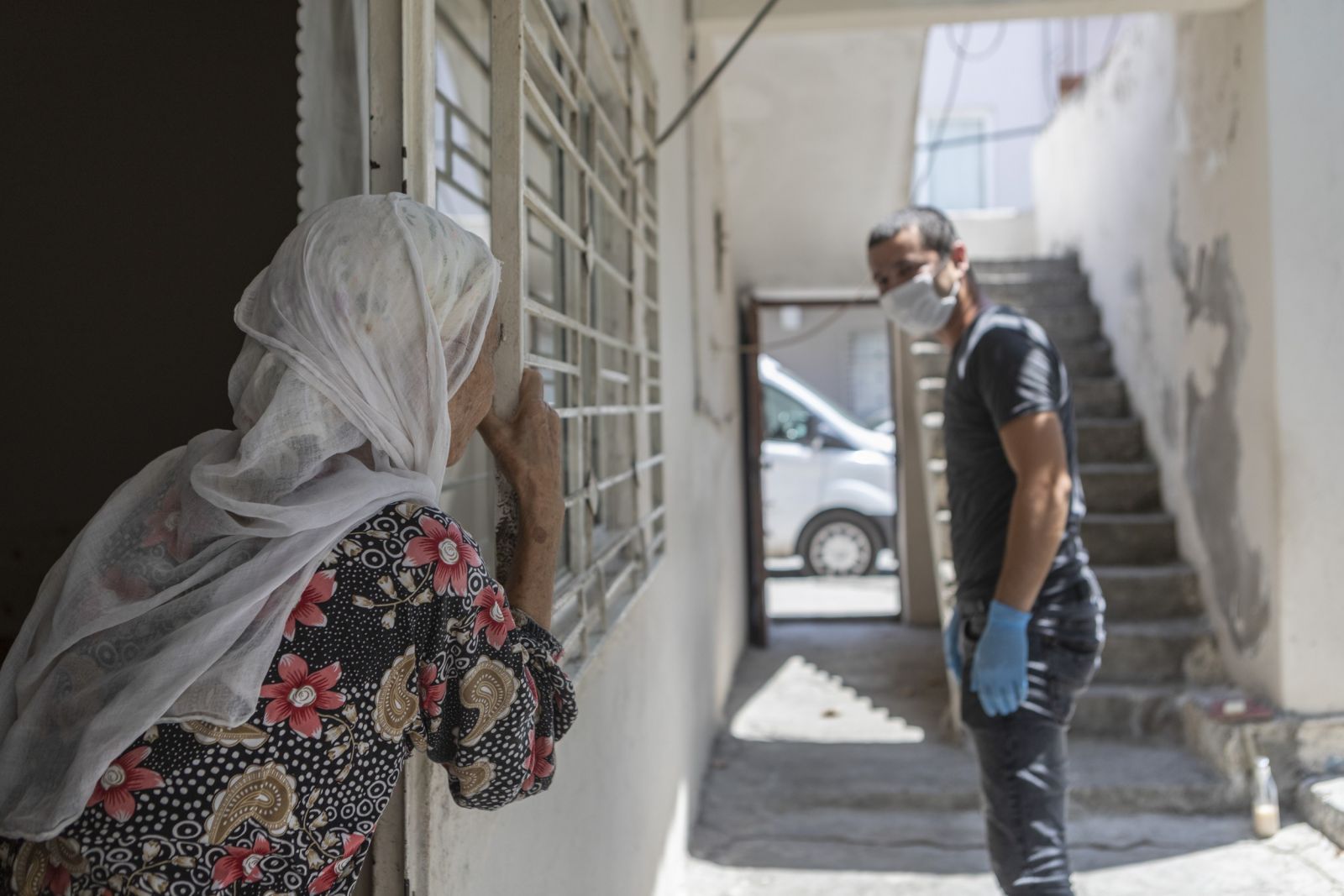 Görme engelli yaşlı kadının tek gözlü evde yaşam mücadelesi