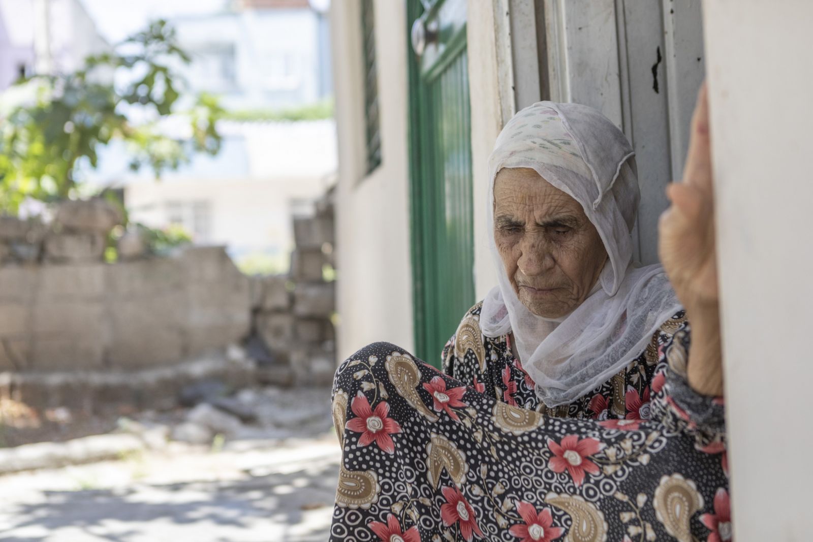 Görme engelli yaşlı kadının tek gözlü evde yaşam mücadelesi
