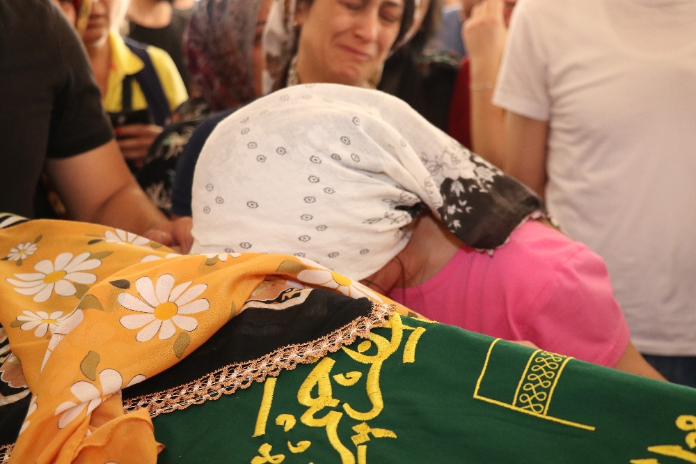 Gelin ile görümcesi yan yana defnedildi