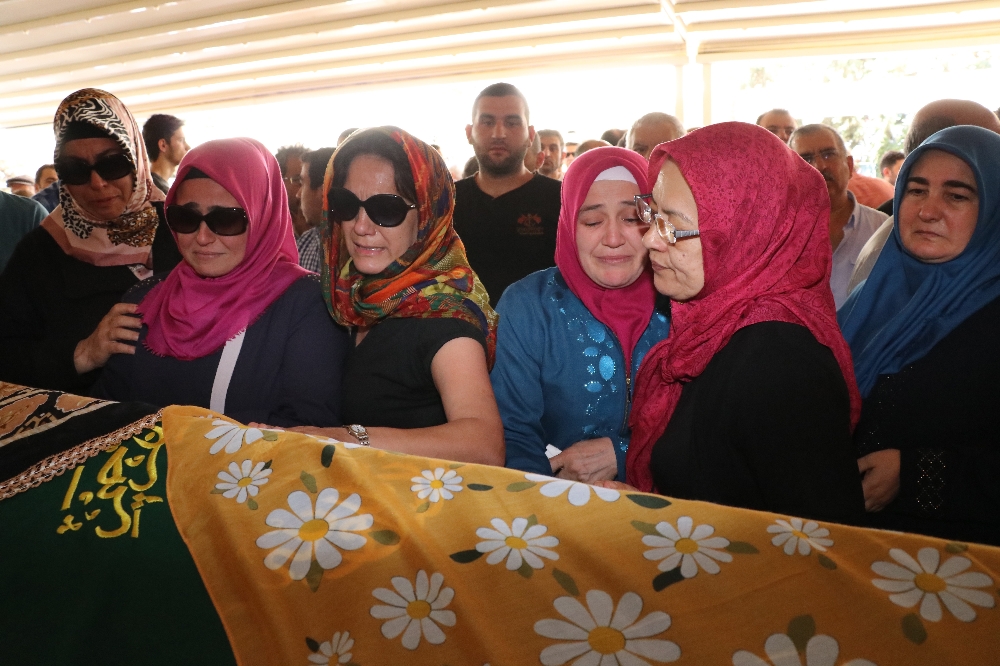 Gelin ile görümcesi yan yana defnedildi