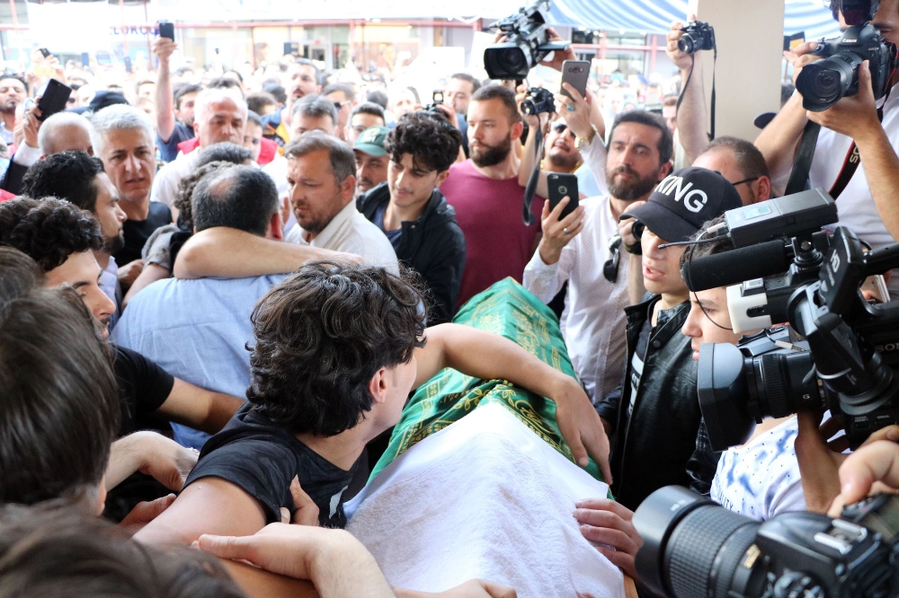 Cenaze namazında gözyaşları sel oldu