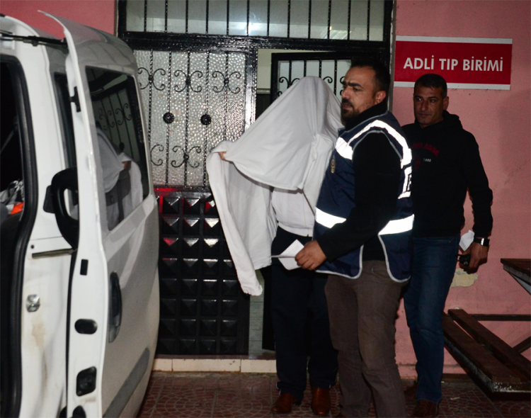 Gözaltına alındı böyle götürüldü