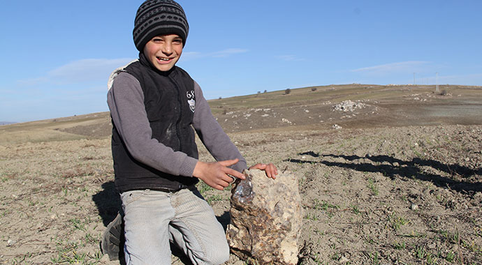 Tarlasında bulduğu 68 kilogramlık göktaşını satılığa çıkardı