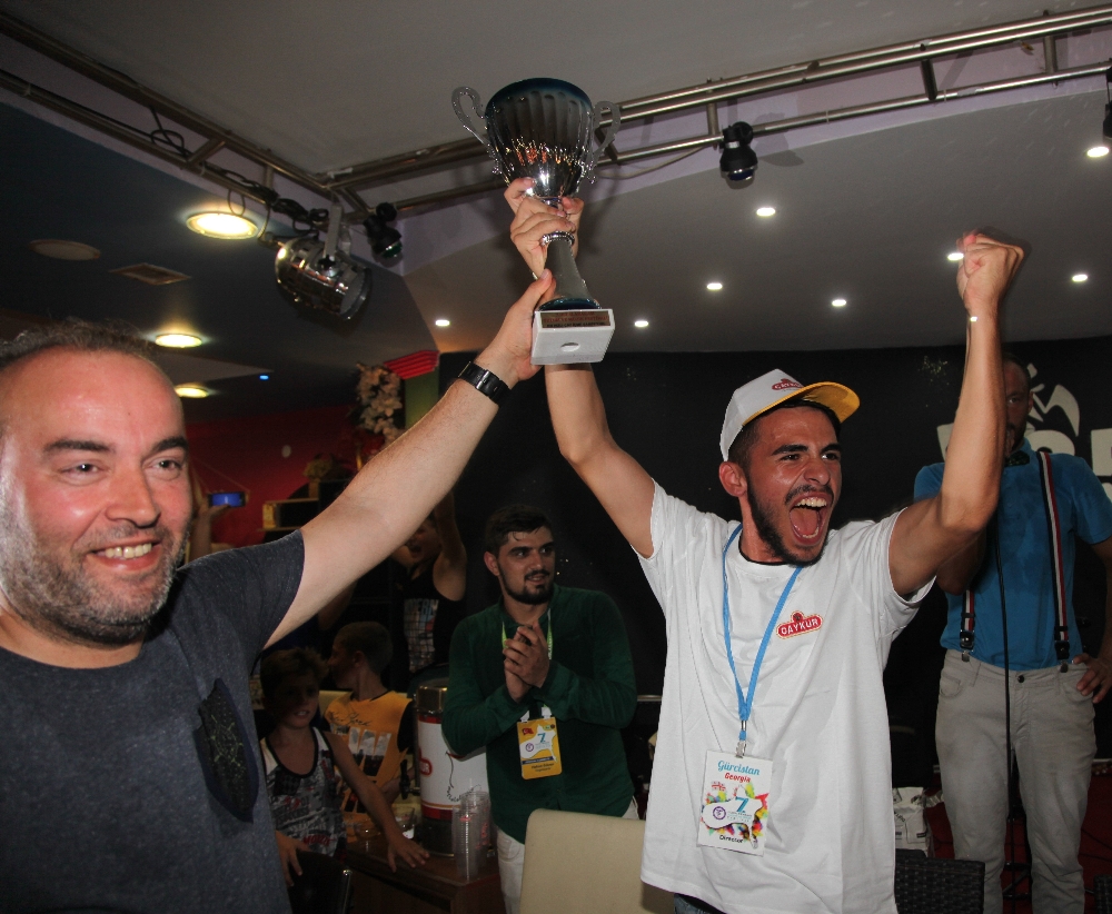 Sıcak çay içme yarışmasını Gürcü genç kazandı