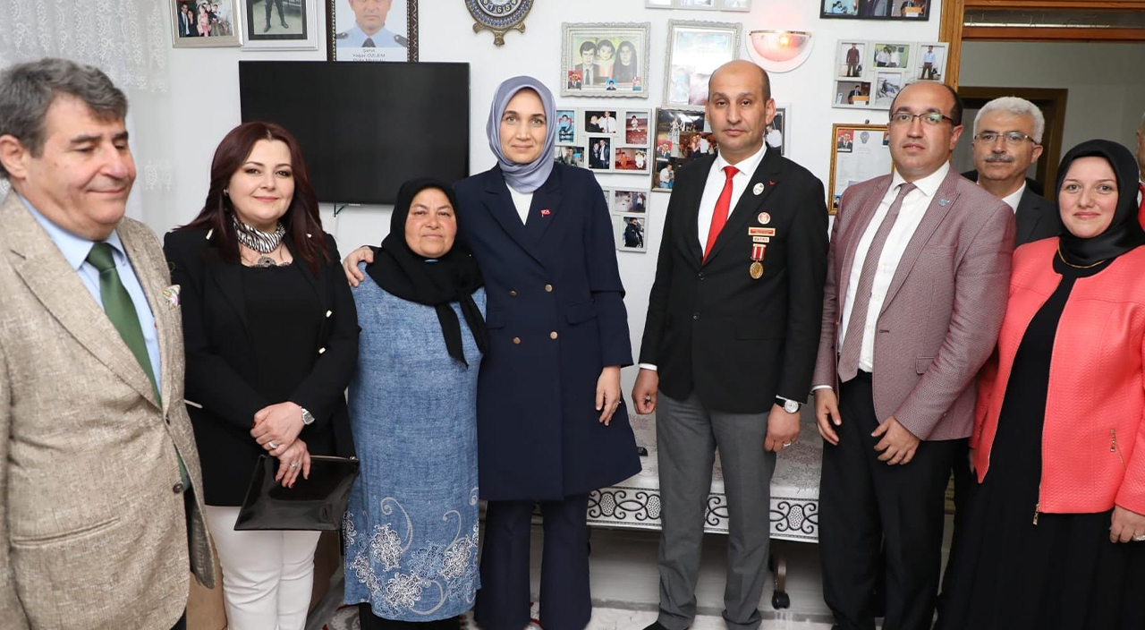 Türkiye’nin ilk başörtülü valisi Afyon'da göreve başladı