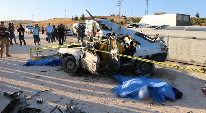 Gaziantep’te otomobil ile minibüs çarpıştı: 3 ölü, 12 yaralı