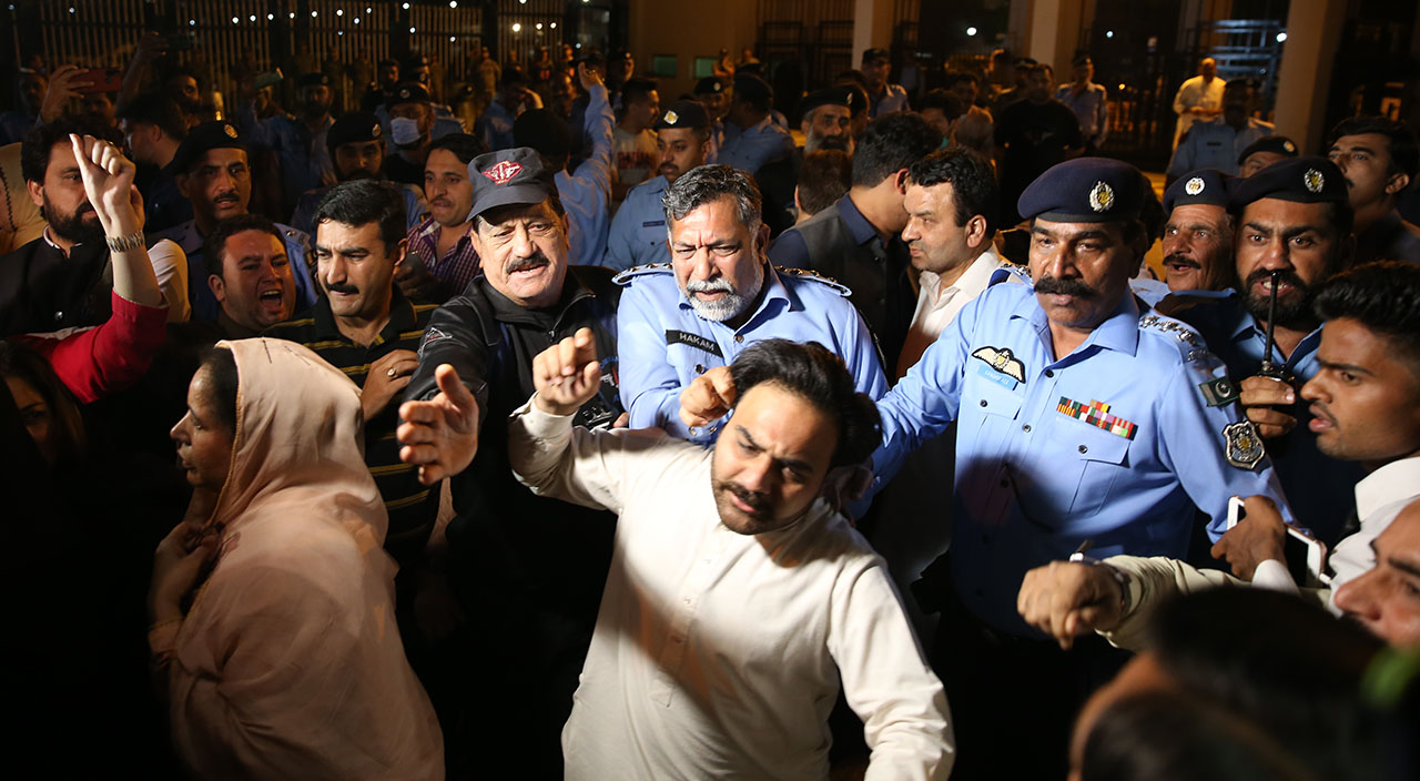 Pakistan'da başbakanlık için 2 isim aday oldu