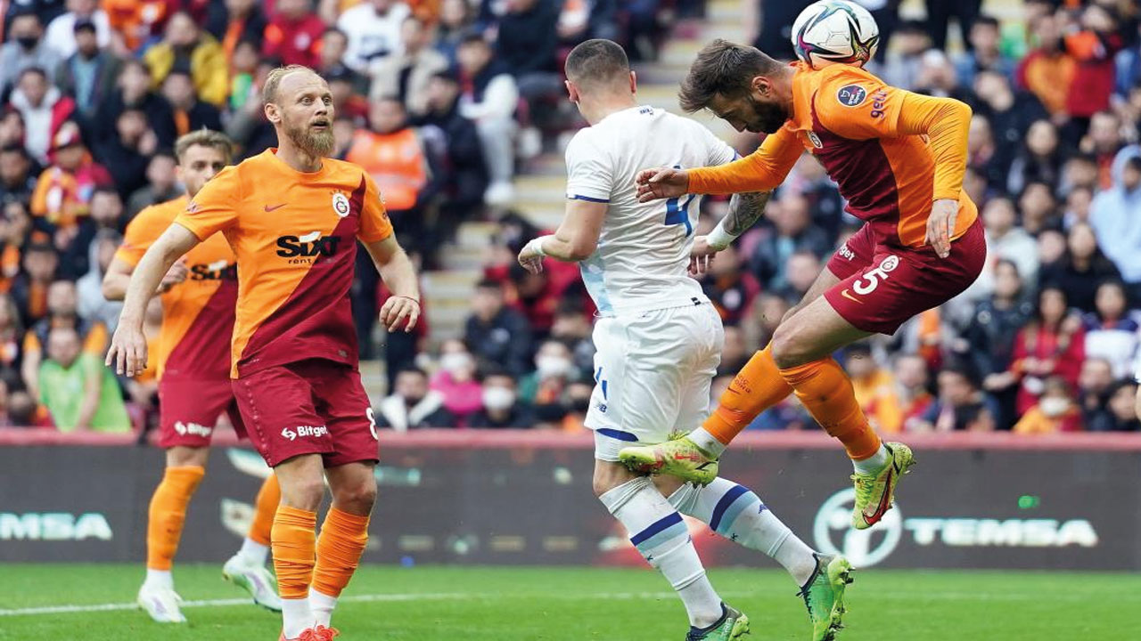 Barış için sahaya çıktılar: Galatasaray kaybetti, dostluk kazandı