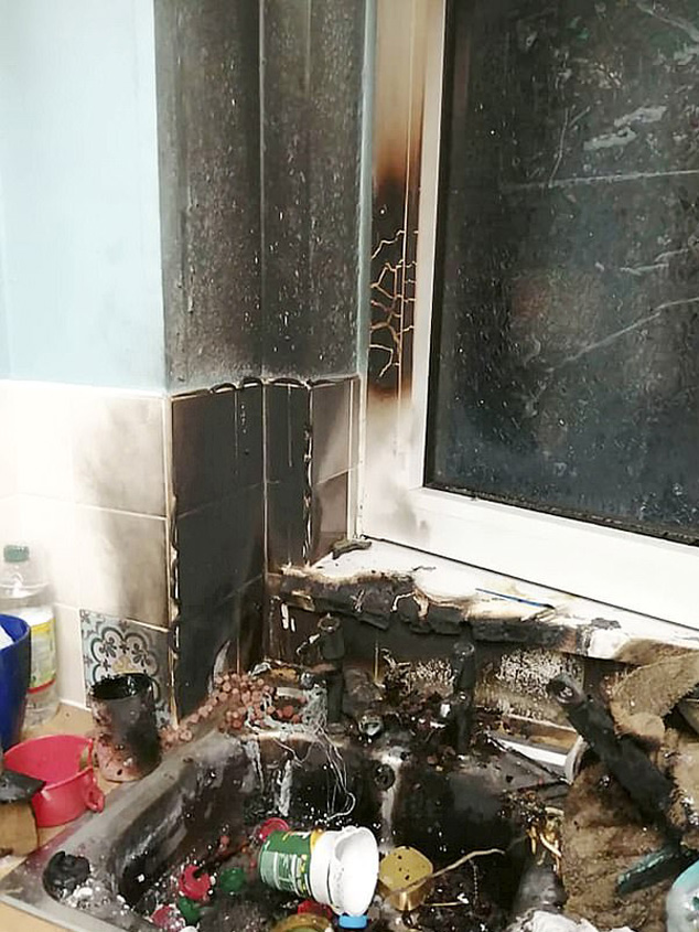 Taş zannedip getirdikleri el bombası evlerinde patladı